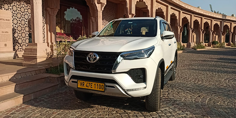 Luxury TOYOTA FORTUNER Taxi Service