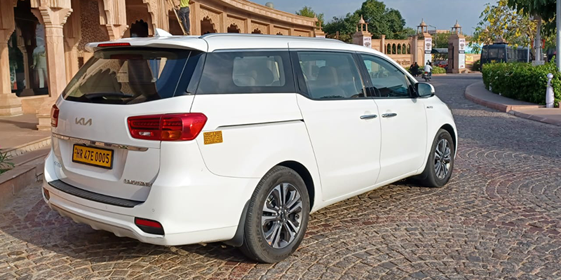 Luxury KIA Carnival Taxi Service